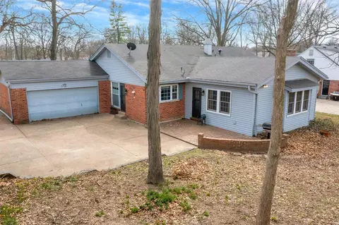 Exterior - 418 Oakmont Cir, Ballwin, MO 63011 photo 2 of 8
