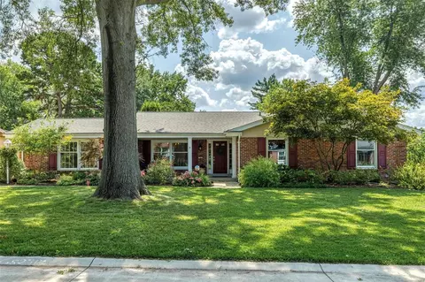 58 High Valley Dr, Chesterfield, MO 63017