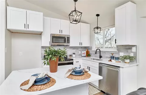 Kitchen - 828 S Valleywind Ct, O'fallon, MO 63366 photo 5 of 7