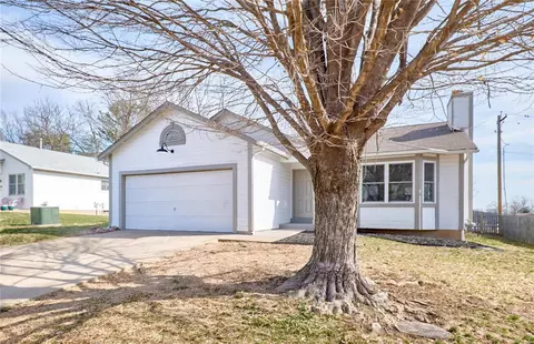 Exterior - 828 S Valleywind Ct, O'fallon, MO 63366 photo 3 of 9