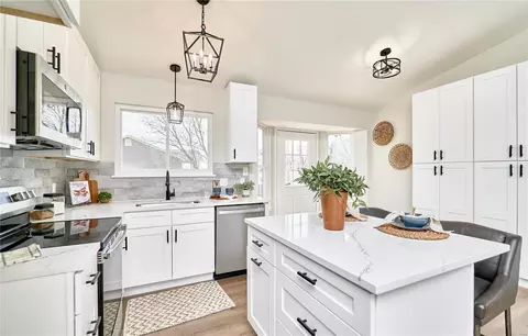 Kitchen - 828 S Valleywind Ct, O'fallon, MO 63366 photo 4 of 7