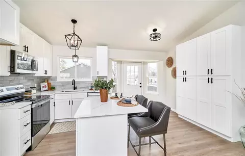 Kitchen - 828 S Valleywind Ct, O'fallon, MO 63366 photo 3 of 7