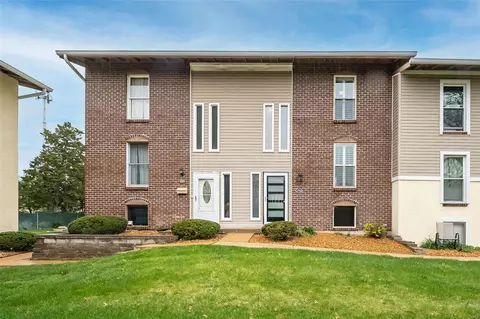 134 Carmel Woods Dr, Ellisville, MO 63021