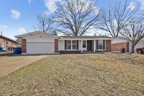 4408 Vandals Dr, Florissant, MO 63033