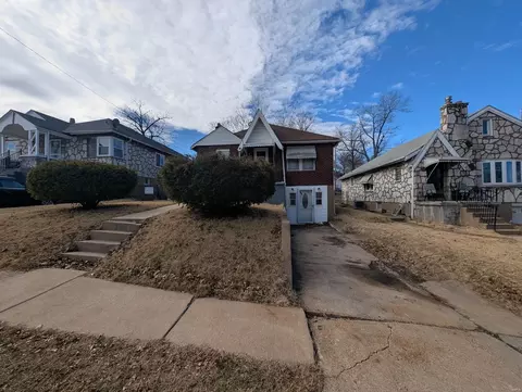 3101 Gary Dr, Saint Louis, MO 63121