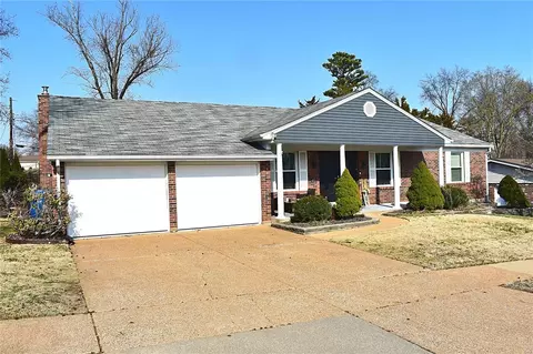 4811 Broad Oak Dr, Saint Louis, MO 63128