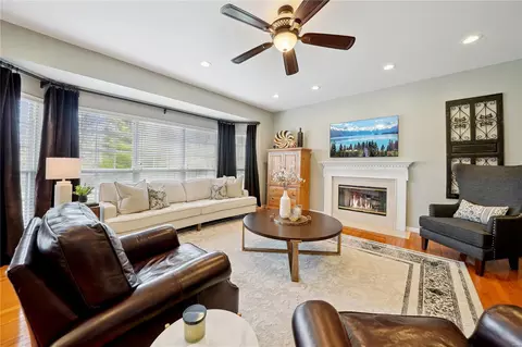 Living - 608 Castle Meadows Ct, Ballwin, MO 63021 photo 1 of 2