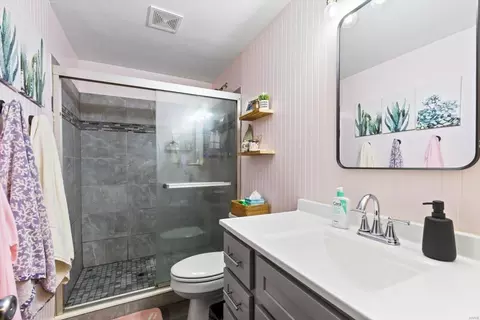 Bath - 98 S Edward Ct, Eureka, MO 63025 photo 3 of 4