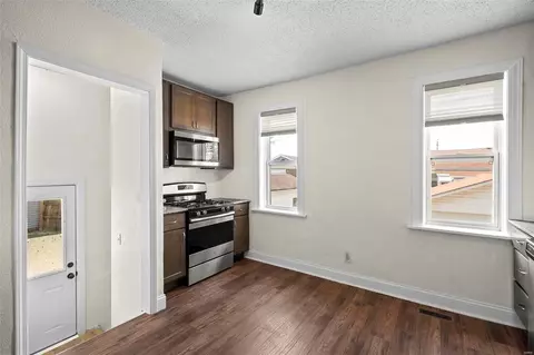 Entry Way - 4170 Tyrolean Ave, Saint Louis, MO 63116 photo 3 of 3