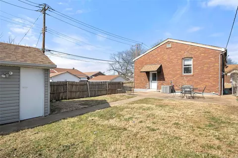 Exterior - 4170 Tyrolean Ave, Saint Louis, MO 63116 photo 8 of 9