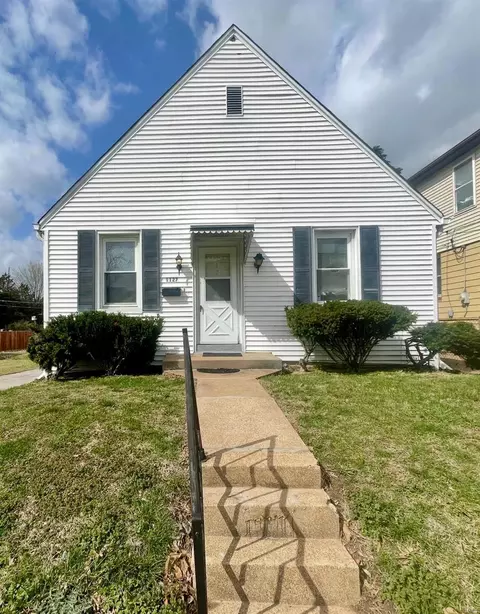 1127 Hilltop Dr, Saint Louis, MO 63132