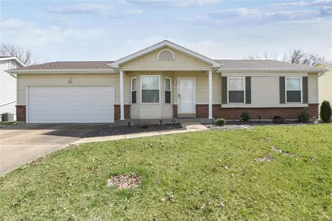 1652 Oakwood Dr, O'fallon, MO 63366