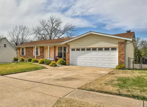 Exterior - 3045 Cherokee Ln, Saint Charles, MO 63301 photo 2 of 7