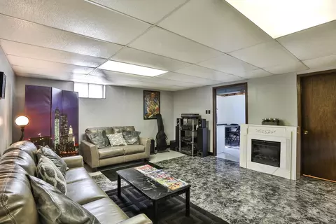 Living - 3045 Cherokee Ln, Saint Charles, MO 63301 photo 4 of 5