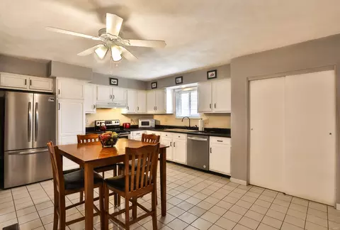 Kitchen - 3045 Cherokee Ln, Saint Charles, MO 63301 photo 2 of 4