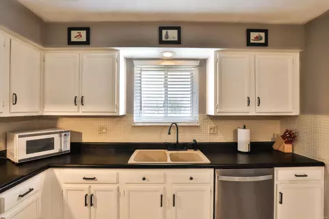 Kitchen - 3045 Cherokee Ln, Saint Charles, MO 63301 photo 4 of 4