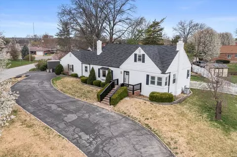 9525 Berwick Dr, Saint Louis, MO 63123