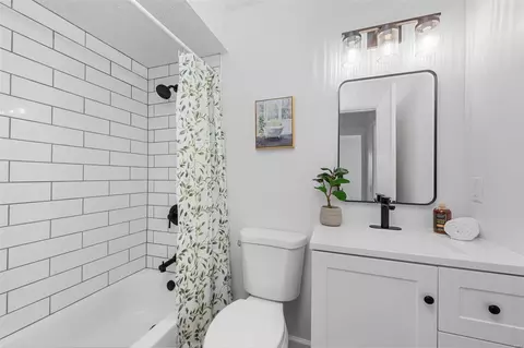 Bath - 963 Silversprings Ln, Manchester, MO 63021 photo 3 of 3