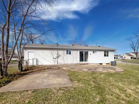 Exterior - 810 Saint Joseph Ave, O'fallon, MO 63366 photo 2 of 2