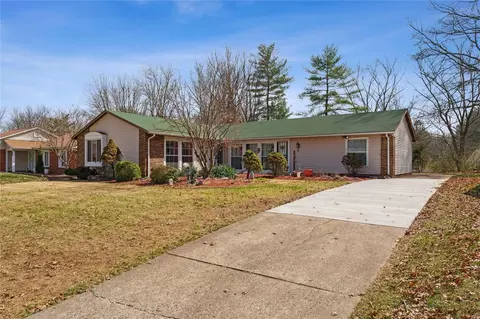 1734 Honeybrook Ln, Saint Louis, MO 63138