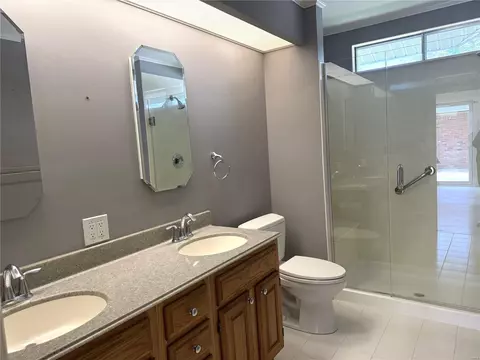 Bath - 643 Spring Meadows Dr, Manchester, MO 63011 photo 1 of 2