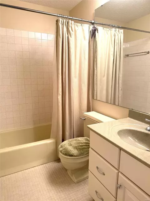 Bath - 643 Spring Meadows Dr, Manchester, MO 63011 photo 2 of 2