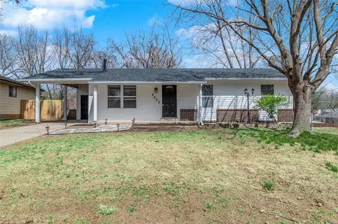 2425 Lindsay Ln, Florissant, MO 63031