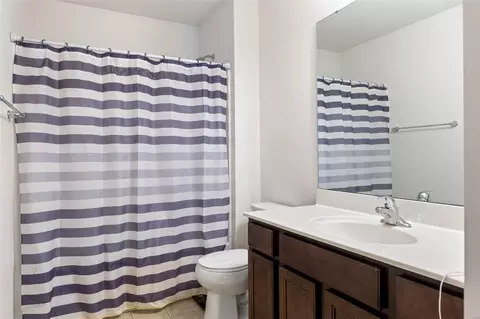 Bath - 5377 Trailhead Ct, Eureka, MO 63025 photo 4 of 5