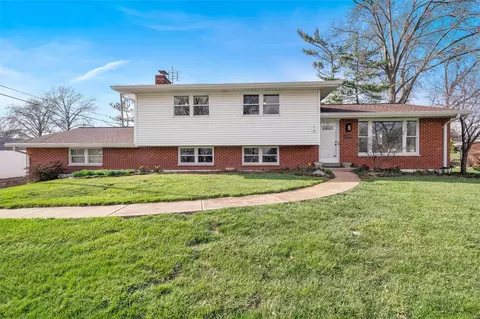 12141 Regency Dr, Saint Louis, MO 63128