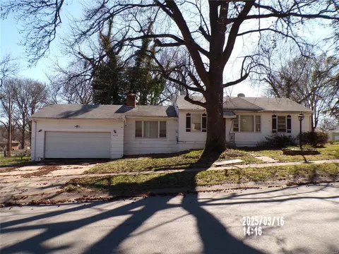 8270 Frost Ave, Saint Louis, MO 63134