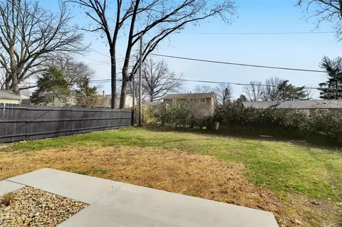 Exterior - 464 Chamberlin Dr, Ballwin, MO 63021 photo 4 of 8