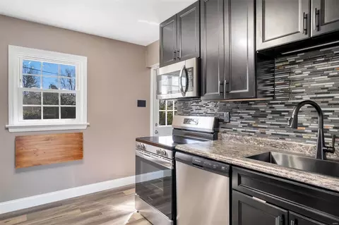 Kitchen - 464 Chamberlin Dr, Ballwin, MO 63021 photo 2 of 4