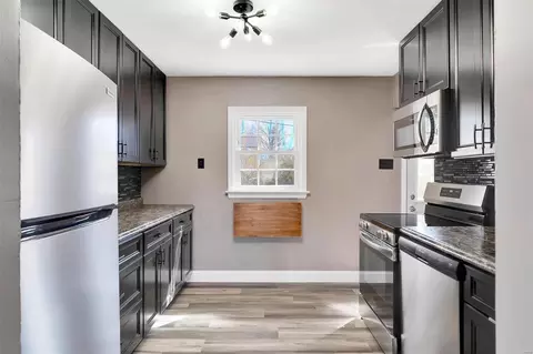 Kitchen - 464 Chamberlin Dr, Ballwin, MO 63021 photo 1 of 4