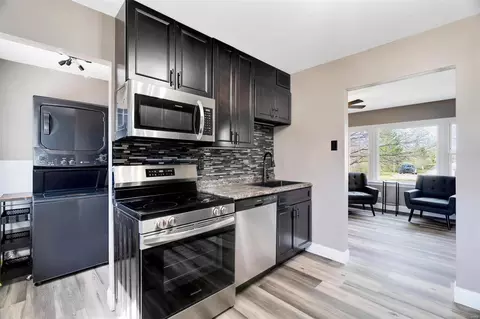 Kitchen - 464 Chamberlin Dr, Ballwin, MO 63021 photo 3 of 4