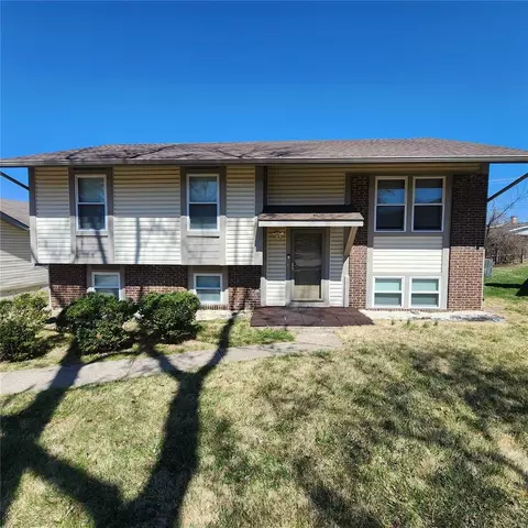 11827 Mckelvey Gardens Dr, Maryland Heights, MO 63043