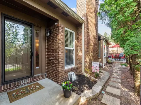1020 King Henry Ct, Saint Louis, MO 63141