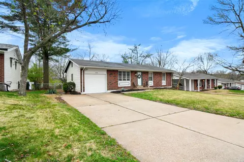 1534 Saint Ives Dr, Saint Louis, MO 63136