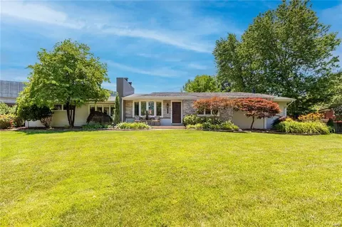 10000 Springwood Dr, Saint Louis, MO 63124