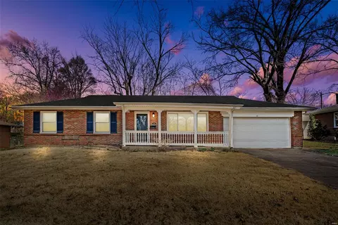 6 Bromley Dr, Saint Louis, MO 63135
