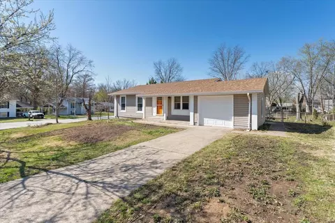 1401 Saint Theresa Ln, Saint Charles, MO 63304