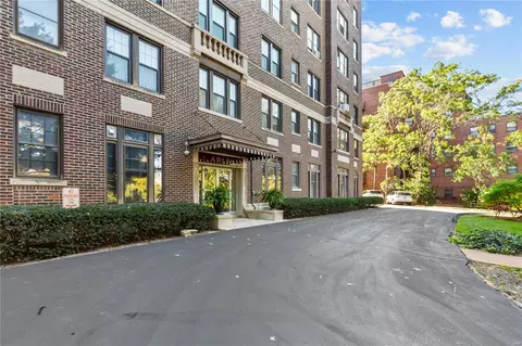 3438 Russell Blvd #202, Saint Louis, MO 63104