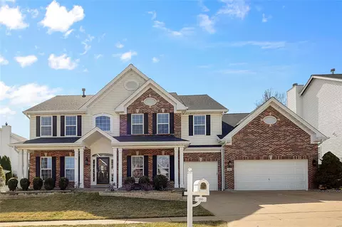 293 Avalon Hills Dr, Fenton, MO 63026