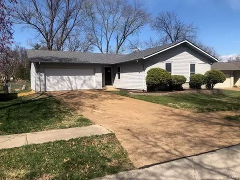 305 Oakfield Dr, Ballwin, MO 63021