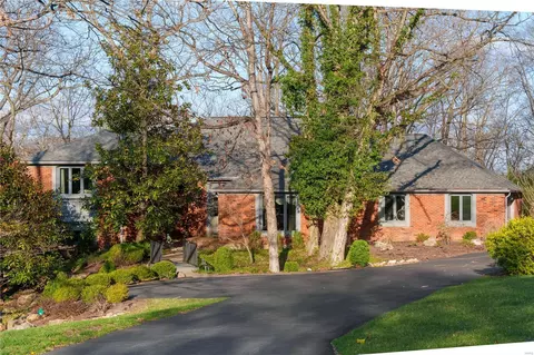 830 Bluespring Ln, Saint Louis, MO 63131