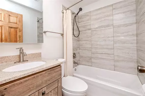 Bath - 1005 Dauphine Ln, Manchester, MO 63011 photo 1 of 2