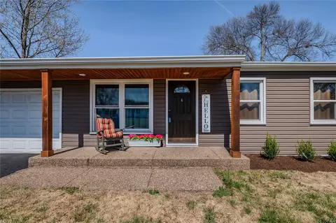 Exterior - 1005 Dauphine Ln, Manchester, MO 63011 photo 3 of 7