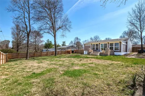 Exterior - 1005 Dauphine Ln, Manchester, MO 63011 photo 6 of 7