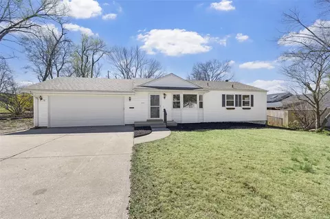 808 Pine St, Saint Charles, MO 63301