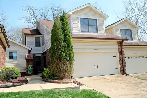 13708 La Rivera Ct, Saint Louis, MO 63128