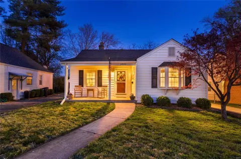 2820 Manderly Dr, Saint Louis, MO 63144